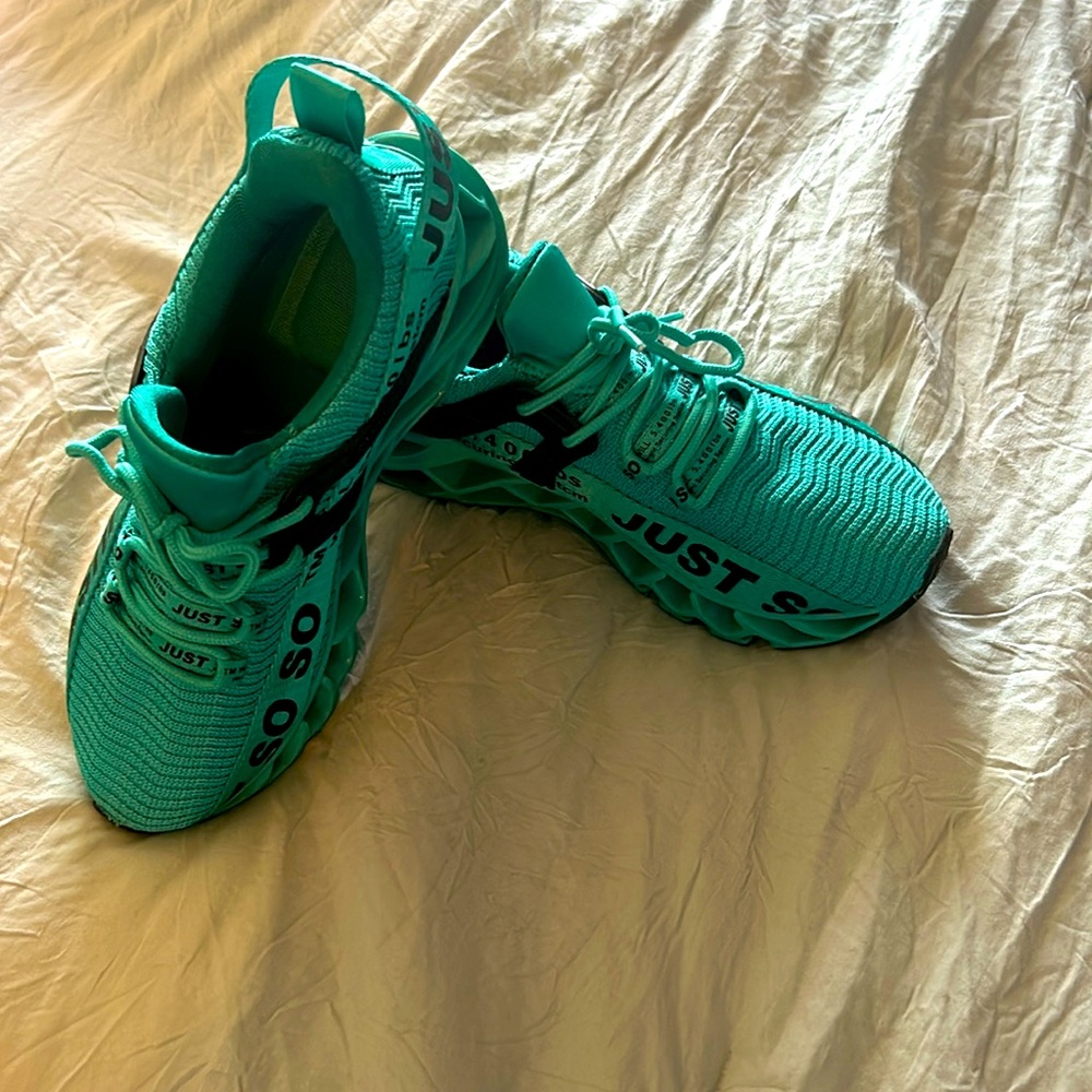 EUC SOSO sneakers size 7